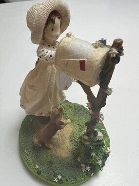 Holly Hobbie mailbox resin figurine 'Memories make the heart Smile' 2006